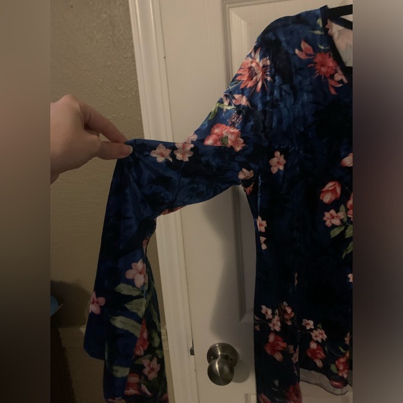 Floral Print Velvet Bell Sleeve Top - Picture 5 of 8